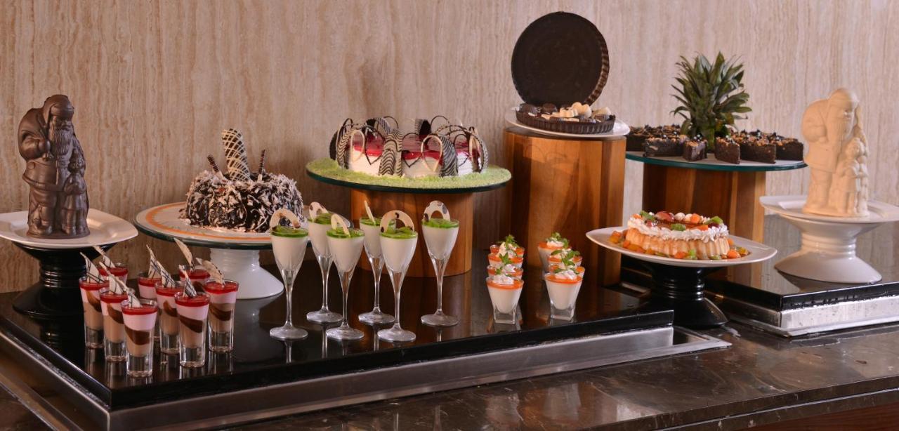 Holiday Inn Chandigarh Panchkula, An Ihg Hotel Luaran gambar A dessert buffet