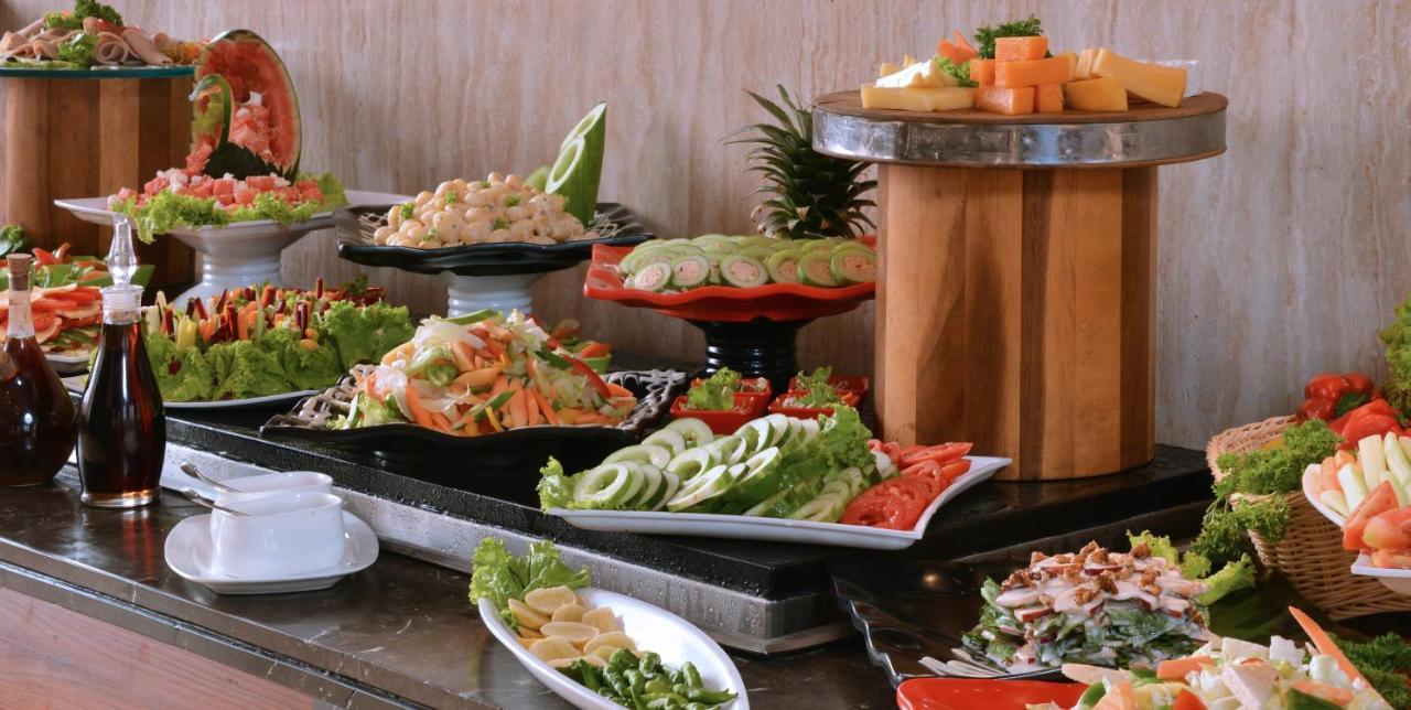 Holiday Inn Chandigarh Panchkula, An Ihg Hotel Luaran gambar A salad bar