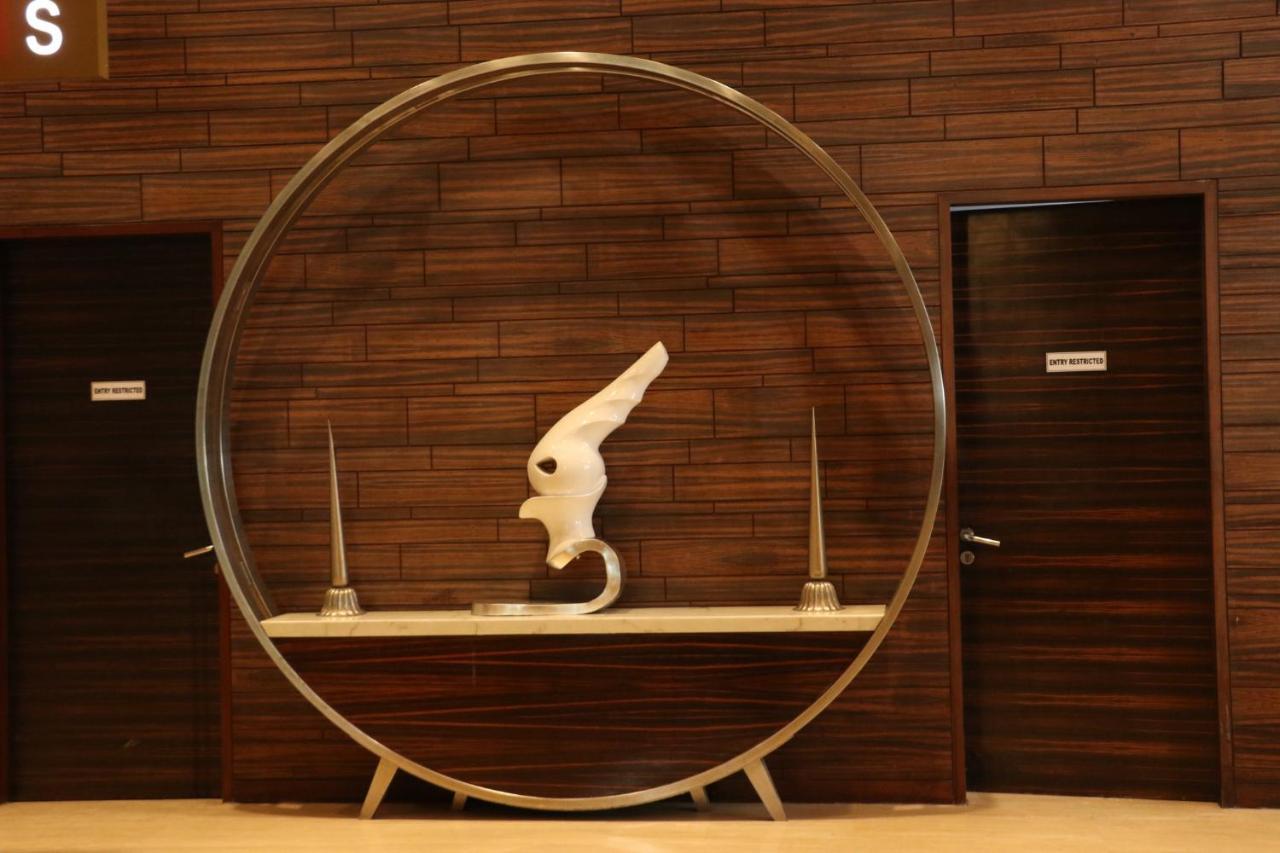 Holiday Inn Chandigarh Panchkula, An Ihg Hotel Luaran gambar The sculpture of the hotel's logo