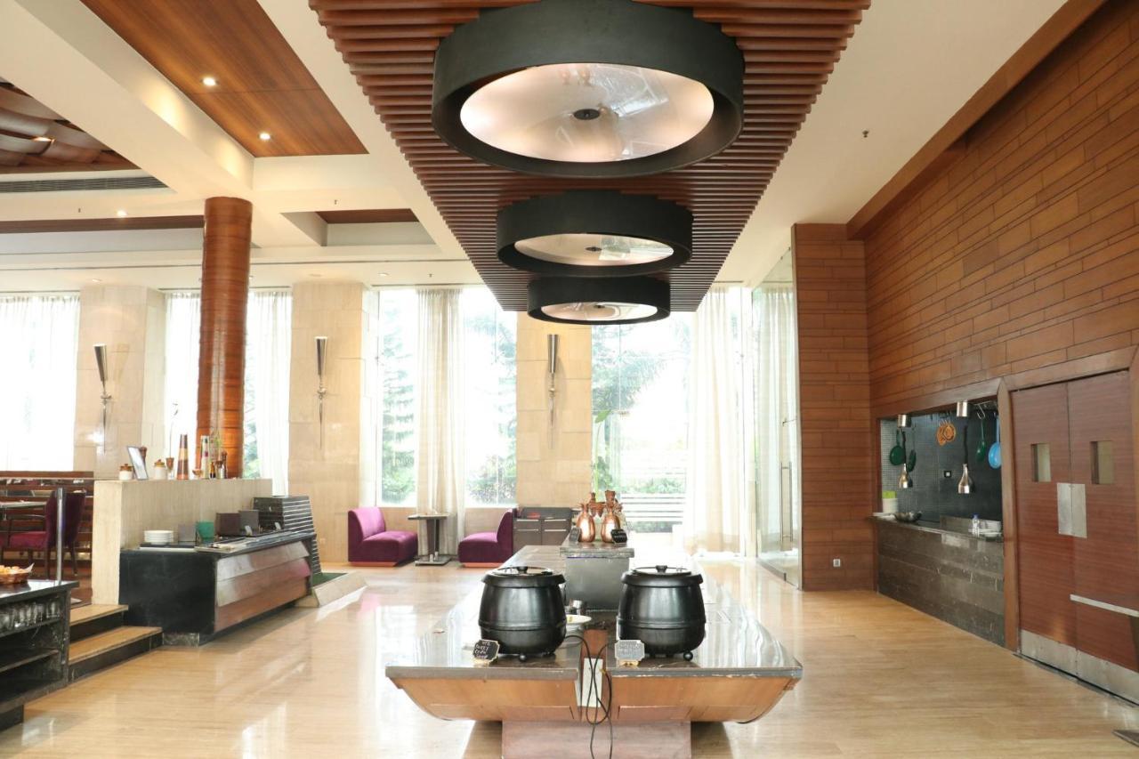 Holiday Inn Chandigarh Panchkula, An Ihg Hotel Luaran gambar The interior of the hotel