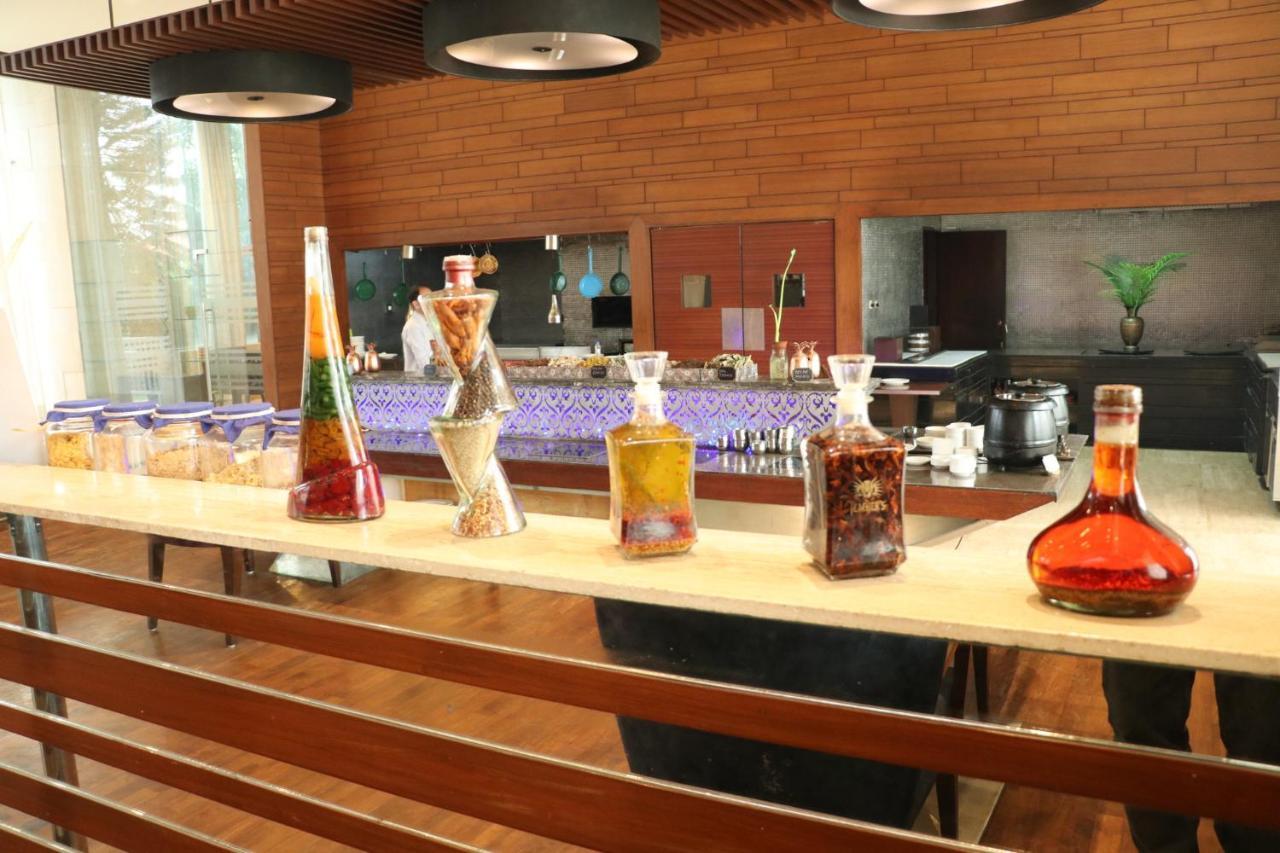 Holiday Inn Chandigarh Panchkula, An Ihg Hotel Luaran gambar A selection of liqueurs