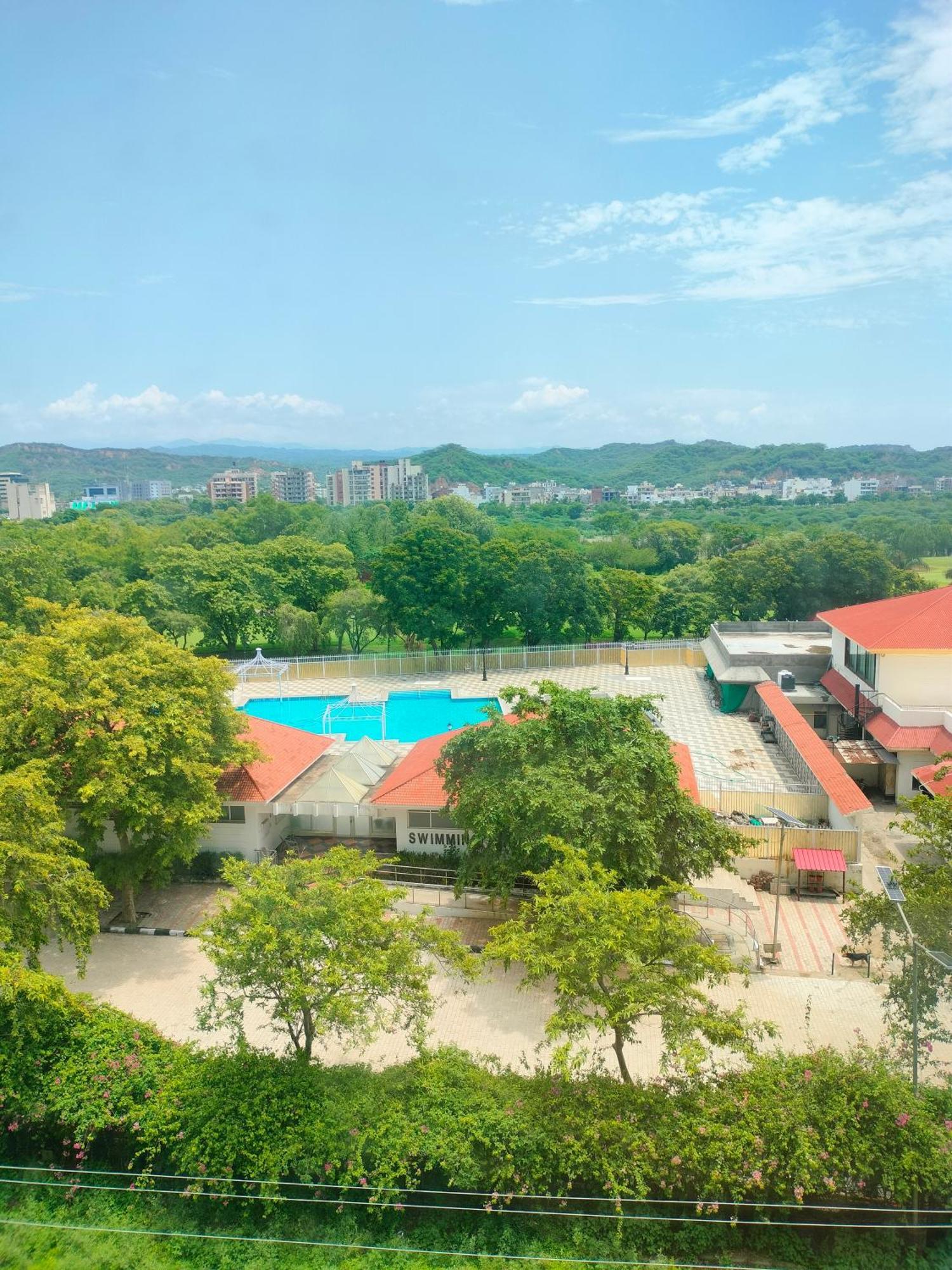 Holiday Inn Chandigarh Panchkula, An Ihg Hotel Luaran gambar Swimming pool