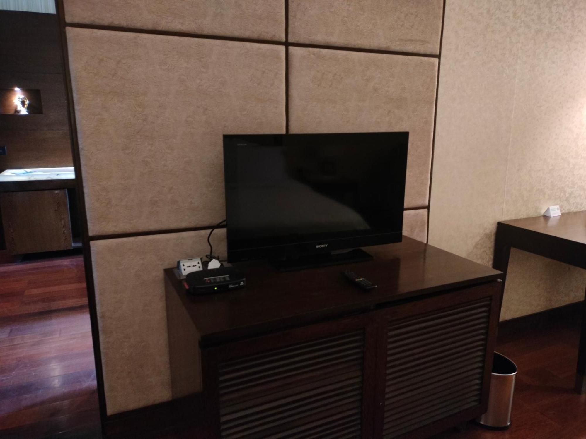 Holiday Inn Chandigarh Panchkula, An Ihg Hotel Luaran gambar A television in a hotel room