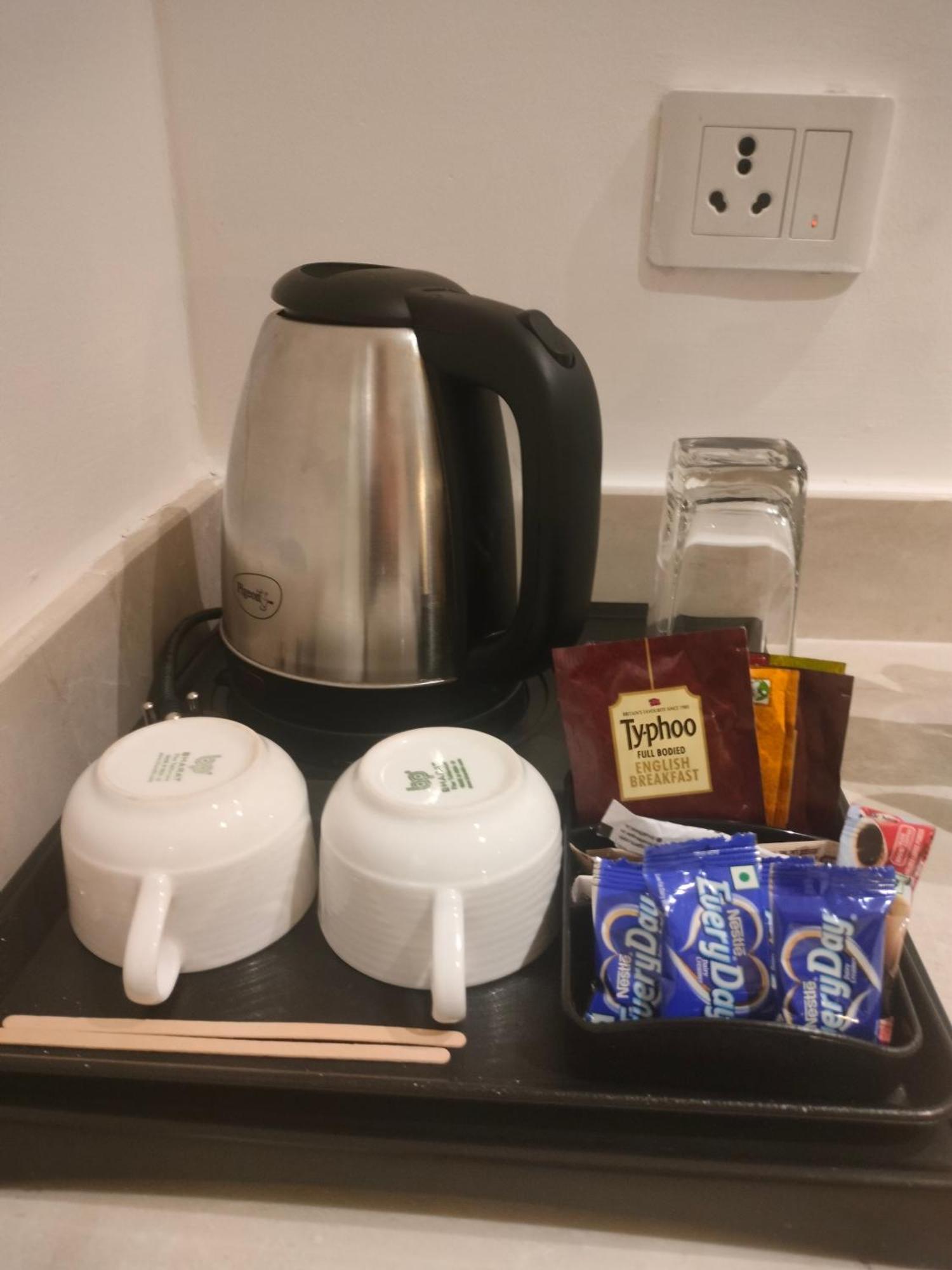 Holiday Inn Chandigarh Panchkula, An Ihg Hotel Luaran gambar A kettle with tea bags and cups