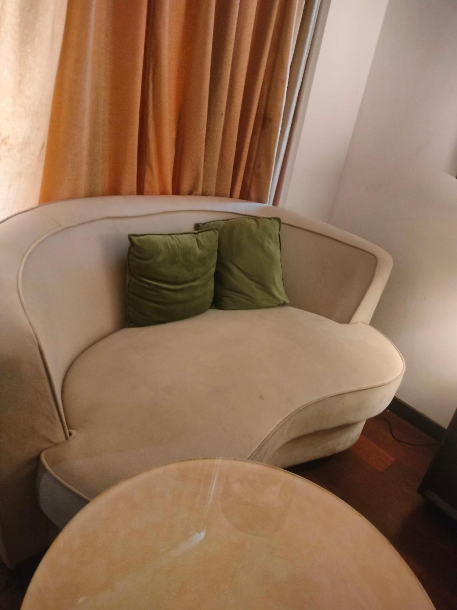 Holiday Inn Chandigarh Panchkula, An Ihg Hotel Luaran gambar A sofa in a hotel room