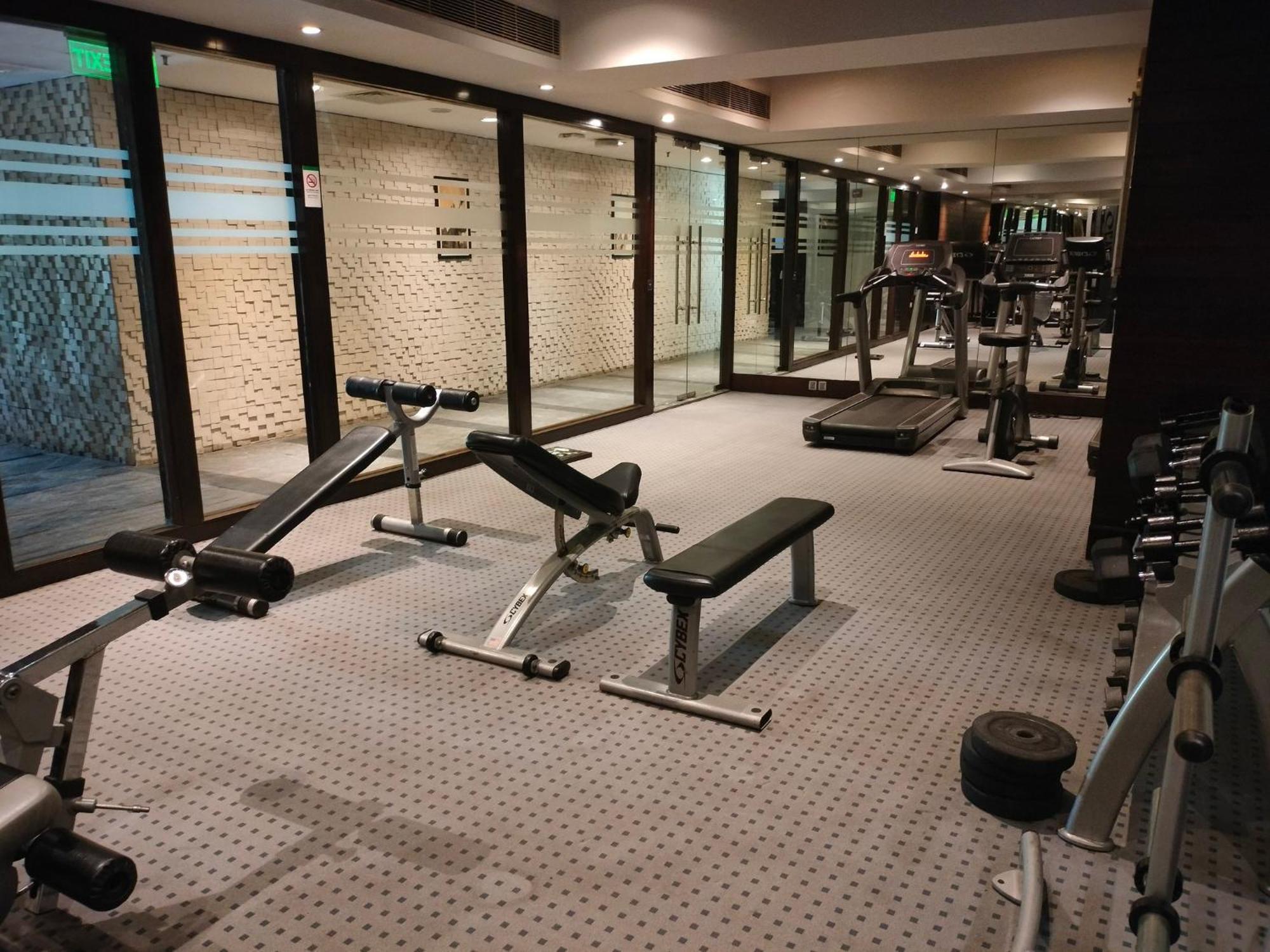 Holiday Inn Chandigarh Panchkula, An Ihg Hotel Luaran gambar The gym at the hotel