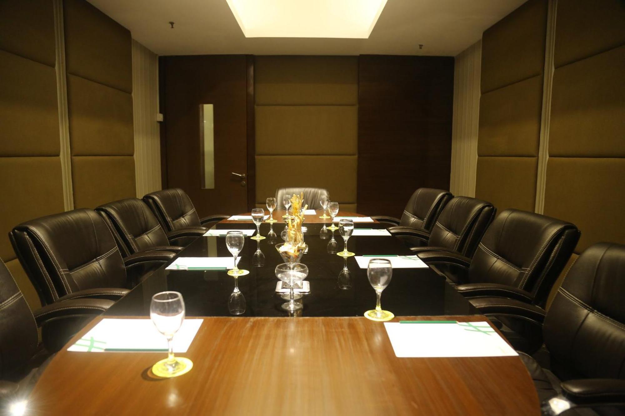 Holiday Inn Chandigarh Panchkula, An Ihg Hotel Luaran gambar A boardroom